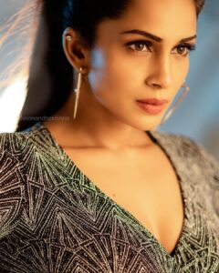Samyuktha Shanmughanathan Instagram - 900k insta fam!! I love love you guys!! ♥️♥️♥️♥️ Thank you for always supporting and cheering for me 🤗🤗 At the age of 35 and with a lil baby boy in my arm, I have had to rebuild my life all over again from scratch. I m so overwhelmed by the kind of love & support I get from you guys..totally unexpected .. thank you for standing by me.. grateful forever ♥️♥️♥️ The picture photographed by @v.s.anandhakrishna is definitely one of my favorites. Feels like the picture says; come on now! You got this! #courage