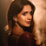 Samyuktha Shanmughanathan Instagram - One of my favorite clicks in the recent times. What do you think ? Concept : @shamini_shankar_official Photographer: @murlee_photography MUA : @lakmeacademychennai @ramyaa_makeupartistry Saree: @shri_she