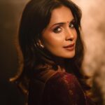 Samyuktha Shanmughanathan Instagram - One of my favorite clicks in the recent times. What do you think ? Concept : @shamini_shankar_official Photographer: @murlee_photography MUA : @lakmeacademychennai @ramyaa_makeupartistry Saree: @shri_she