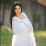 Sanam Shetty Instagram - White Wednesday 🤍 . . . Outfit & Styling @ival.amali Photography @adam_kae @arvinthiyer MUH @monz_makeover Venue @darzaluxuryresorts #anarkalistyle #simplywhite #happyevening