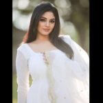 Sanam Shetty Instagram - White Wednesday 🤍 . . . Outfit & Styling @ival.amali Photography @adam_kae @arvinthiyer MUH @monz_makeover Venue @darzaluxuryresorts #anarkalistyle #simplywhite #happyevening