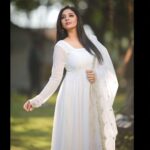 Sanam Shetty Instagram - White Wednesday 🤍 . . . Outfit & Styling @ival.amali Photography @adam_kae @arvinthiyer MUH @monz_makeover Venue @darzaluxuryresorts #anarkalistyle #simplywhite #happyevening