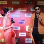 Sanam Shetty Instagram - Chilling on the red carpet with @vj_nikki_ @behindwoodsofficial event🌹 Watch the full link on YouTube. . . . Wardrobe @rasikaasofficial Styling @style.withsneha @sneha__mithran MUH @naturalssalon @naturals.beautyacademy @preethi_naturalsmakeupartistry @vimala_naturals Regards @ckkumaravel @veenakumaravel #redcarpet #behindwoods #goldicon #bigboss #goodnight