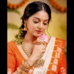 Sanam Shetty Instagram - Wishing you all a prosperous Varamahalakshmi Vratam and happy Thriketa Onam celebrations 💐 ✨ ✨ ✨ Outfit @_sindhufashions_ Photography @rangoli_photography MUH @rithuzmakeupartistry Styling @sindhukruthika @sindhuelangovan06 Jewellery @chennai_jazz #festivities #onamlook #cottonsareecollections #orangecreme