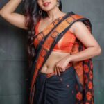 Sanchita Shetty Instagram - 🧡🖤 Photography captured by : @aaronprince_photography @tales_by_a 📸📸 Makeup-hairstyle : @makeup_by_jayanthi Wardrobe : @isanchitaa ❤️ #saree #sareelove #sareelover #black #orange #peace #joy #love #happy #september #hope #miracles #blessings #sanchita #sanchitashetty #spreadlovepositivity ❤️
