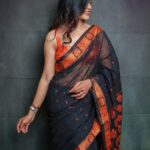 Sanchita Shetty Instagram - Saree Love 🖤🧡 My Saree makes my Smile Brighter 😍😁 Photography captured by : @aaronprince_photography @tales_by_a 📸📸 Makeup-hairstyle : @makeup_by_jayanthi Wardrobe : @isanchitaa ❤️ #saree #sareelove #sareelover #black #orange #peace #joy #love #happy #september #hope #miracles #blessings #sanchita #sanchitashetty #spreadlovepositivity ❤️