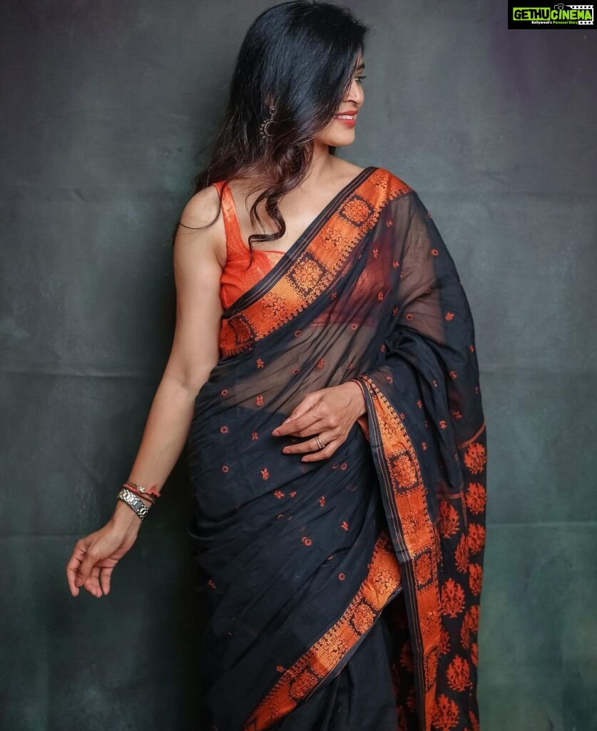 Sanchita Shetty Instagram - Saree Love 🖤🧡 My Saree makes my Smile Brighter 😍😁 Photography captured by : @aaronprince_photography @tales_by_a 📸📸 Makeup-hairstyle : @makeup_by_jayanthi Wardrobe : @isanchitaa ❤️ #saree #sareelove #sareelover #black #orange #peace #joy #love #happy #september #hope #miracles #blessings #sanchita #sanchitashetty #spreadlovepositivity ❤️