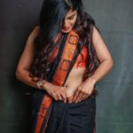 Sanchita Shetty Instagram - Saree Love 🖤🧡 My Saree makes my Smile Brighter 😍😁 Photography captured by : @aaronprince_photography @tales_by_a 📸📸 Makeup-hairstyle : @makeup_by_jayanthi Wardrobe : @isanchitaa ❤️ #saree #sareelove #sareelover #black #orange #peace #joy #love #happy #september #hope #miracles #blessings #sanchita #sanchitashetty #spreadlovepositivity ❤️