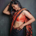 Sanchita Shetty Instagram - Saree Love 🖤🧡 My Saree makes my Smile Brighter 😍😁 Photography captured by : @aaronprince_photography @tales_by_a 📸📸 Makeup-hairstyle : @makeup_by_jayanthi Wardrobe : @isanchitaa ❤️ #saree #sareelove #sareelover #black #orange #peace #joy #love #happy #september #hope #miracles #blessings #sanchita #sanchitashetty #spreadlovepositivity ❤️