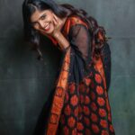 Sanchita Shetty Instagram - Saree Love 🖤🧡 My Saree makes my Smile Brighter 😍😁 Photography captured by : @aaronprince_photography @tales_by_a 📸📸 Makeup-hairstyle : @makeup_by_jayanthi Wardrobe : @isanchitaa ❤️ #saree #sareelove #sareelover #black #orange #peace #joy #love #happy #september #hope #miracles #blessings #sanchita #sanchitashetty #spreadlovepositivity ❤️