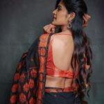 Sanchita Shetty Instagram - Saree Love 🖤🧡 My Saree makes my Smile Brighter 😍😁 Photography captured by : @aaronprince_photography @tales_by_a 📸📸 Makeup-hairstyle : @makeup_by_jayanthi Wardrobe : @isanchitaa ❤️ #saree #sareelove #sareelover #black #orange #peace #joy #love #happy #september #hope #miracles #blessings #sanchita #sanchitashetty #spreadlovepositivity ❤️