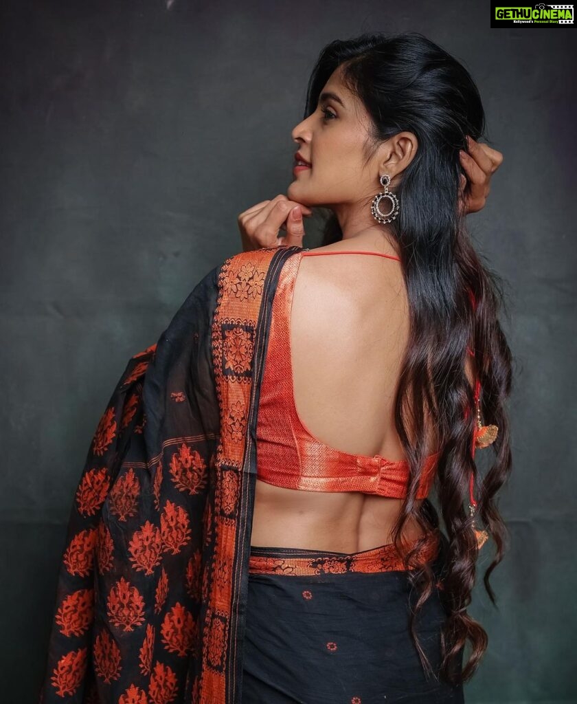 Sanchita Shetty Instagram - Saree Love 🖤🧡 My Saree makes my Smile Brighter 😍😁 Photography captured by : @aaronprince_photography @tales_by_a 📸📸 Makeup-hairstyle : @makeup_by_jayanthi Wardrobe : @isanchitaa ❤️ #saree #sareelove #sareelover #black #orange #peace #joy #love #happy #september #hope #miracles #blessings #sanchita #sanchitashetty #spreadlovepositivity ❤️