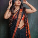 Sanchita Shetty Instagram - Saree Love 🖤🧡 My Saree makes my Smile Brighter 😍😁 Photography captured by : @aaronprince_photography @tales_by_a 📸📸 Makeup-hairstyle : @makeup_by_jayanthi Wardrobe : @isanchitaa ❤️ #saree #sareelove #sareelover #black #orange #peace #joy #love #happy #september #hope #miracles #blessings #sanchita #sanchitashetty #spreadlovepositivity ❤️