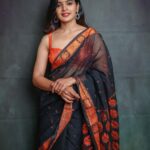 Sanchita Shetty Instagram - Saree Love 🖤🧡 My Saree makes my Smile Brighter 😍😁 Photography captured by : @aaronprince_photography @tales_by_a 📸📸 Makeup-hairstyle : @makeup_by_jayanthi Wardrobe : @isanchitaa ❤️ #saree #sareelove #sareelover #black #orange #peace #joy #love #happy #september #hope #miracles #blessings #sanchita #sanchitashetty #spreadlovepositivity ❤️