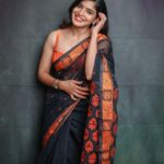 Sanchita Shetty Instagram - Saree Love 🖤🧡 My Saree makes my Smile Brighter 😍😁 Photography captured by : @aaronprince_photography @tales_by_a 📸📸 Makeup-hairstyle : @makeup_by_jayanthi Wardrobe : @isanchitaa ❤️ #saree #sareelove #sareelover #black #orange #peace #joy #love #happy #september #hope #miracles #blessings #sanchita #sanchitashetty #spreadlovepositivity ❤️