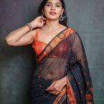 Sanchita Shetty Instagram - Saree Love 🖤🧡 My Saree makes my Smile Brighter 😍😁 Photography captured by : @aaronprince_photography @tales_by_a 📸📸 Makeup-hairstyle : @makeup_by_jayanthi Wardrobe : @isanchitaa ❤️ #saree #sareelove #sareelover #black #orange #peace #joy #love #happy #september #hope #miracles #blessings #sanchita #sanchitashetty #spreadlovepositivity ❤️