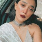 Sayani Gupta Instagram - One of my fav malmal Dhakai in white and skyest Blue 🌨️ with current fav silk blouse! #sareelove #sareeaddict