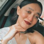 Sayani Gupta Instagram - One of my fav malmal Dhakai in white and skyest Blue 🌨️ with current fav silk blouse! #sareelove #sareeaddict