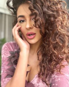 Seerat Kapoor Instagram - A lot of pinks in the market, 
Until you meet a mauve 💝