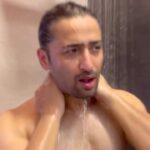 Shaheer Sheikh Instagram - My go-to skin health product is the Man Matters Charcoal Bodywash. Made with nature’s most powerful ingredients, backed by science: 💧Niacinamide 5% for brightening the skin 🪨 Activated Charcoal Beads for smoother skin ✨Vitamin E for softer skin 🧊Menthol for cooler, less sweaty skin These fast-acting agents come together to create a skin solution that delivers on it’s promises. Shop now @man.matters ✨ This amazing Body Wash comes with a special launch offer of 30% off✨ 👉 Don’t forget to use my code ✨ SHAHEER10✨ for an extra 10% off! #Unlocktheshowerpower#Manmatters#Charcoalbodywash#Niacinamide#malegrooming#grooming#Bodywashformen#Speciallyformen