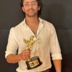 Shaheer Sheikh Instagram - Big night for our short film Yatri Kripya Dhyan De #YKDD ! Best director in a short film @theitembomb Best casting in a short film @shaneemz & Best actor in a short film 🕺😌… humbled and excited for all the love that’s come our way! Thank you for the opportunity @amazonminitv Had the best time working with this dream team @shwetabasuprasad11 Thank you @IWMbuzz for the recognition 🙏🏻