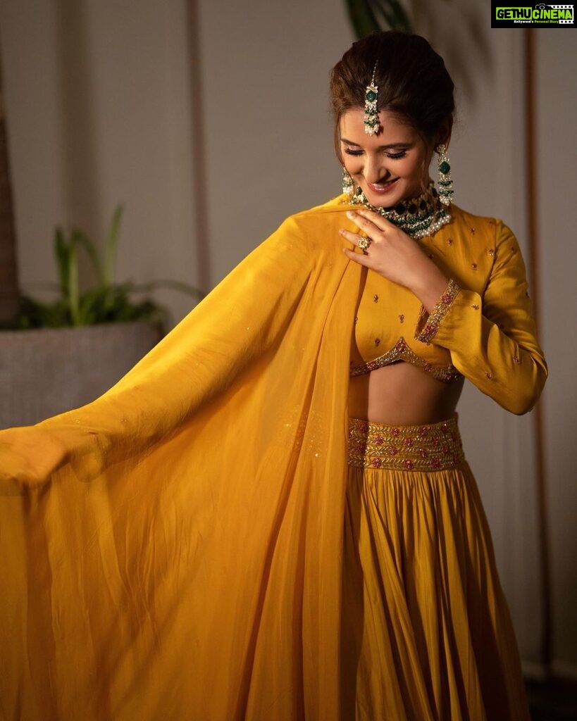 Shakti Mohan Instagram - and it was All… Yellow 🌻 Loved this look for @mohansisterslive Hyderabad ✨ HMU - @ritickasjalan @rasilaravariamua Outfit - @ease_kv Jewellery- @aquamarine Stylist - @dharagandhistylist 📸 - @_smfilms @rahatmakhani @premavshetty @_shraddhabobade_ @jagtap721 #MSL #mohansisterslive