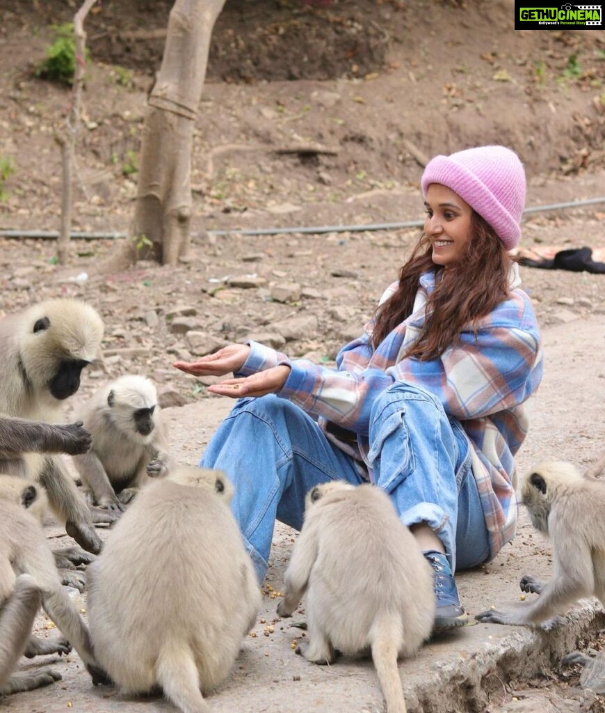 Shakti Mohan Instagram - wid my clan 🐒 felt like I finally belong 🫶🏼 📸 @sonukashyap_5612 ⛰️@rishikeshexpert