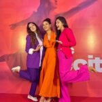Shakti Mohan Instagram - Moments in time from the Movement & Performance Conservatory Recital, honoured by the presence of our beloved @kapilsharma 🙏🏻 We thank you with all our hearts 🫶🏼 So happy to have my friends, teachers & family supporting our graduating MAPC students. @punitjpathakofficial @neetimohan18 @nihaarpandya @muktimohan Eternally grateful to all the teachers @nrityashakti who work relentlessly and selflessly to make every event magical. Big thanks to @itsneerajlohni for designing the entire recital 👏🏼👏🏼👏🏼 @anushisingh_np @bramharshi_bhardwaj @aricmastr @s_kautia Can’t get the routines you guys choreographed out of my head! Proud of our faculty! 👏🏼👏🏼👏🏼 Special thanks to @afrogirl_indian for being the gracious host of the evening. Love my Jiggy who makes it all happen with love and more love @psy444_fauj 🫶🏼 Most importantly I want to thank all the friends and families of students who are a constant support in their journey. This wouldn’t be possible without our team @sanjip_rajak @bablukumar0810 @janhavinsane @ritual_fauj @__ishitatiwari__ @yash.l.amin & our volunteers. Videography by @souravsharmaofficial Photography by @shubhamdancer #MAPC #NrityaShakti