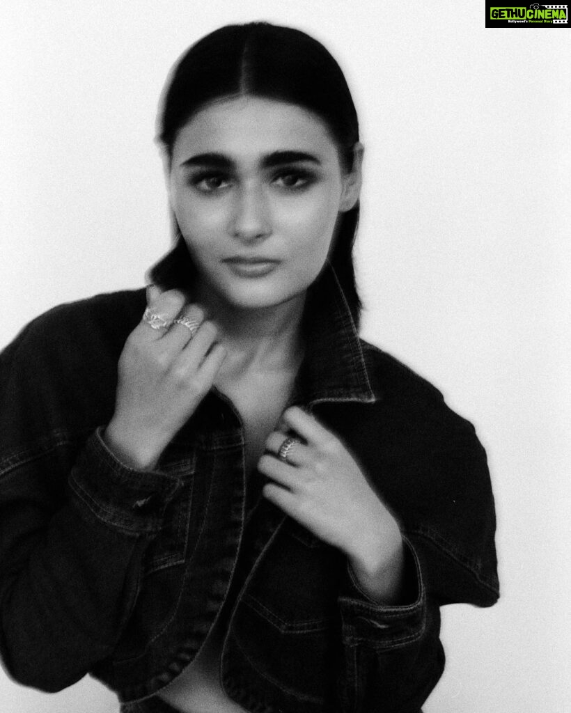 Shalini Pandey Instagram - 🕷️Love me too 🖤 Shot by @vijitgupta Makeup by @flaviagiumua Hair by @pinkeykashidonhair Styled by @khyatibusa