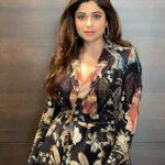 Shamita Shetty Instagram - ❤️ Outfit : @rajattangriofficial ❤️ Jewellery : @anmoljewellers Hair : @hairnmakeup.farzana @kromakaysalon . . . #eventdiaries #prints #suits #love #positivevibes #gratitude
