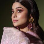 Shamita Shetty Instagram - 🦋 Saree: @archanaraolabel Jewellery: @varunadjani Stylist: @styledbychandani Assisted by : @khushaliichauhan Hair : @kantamotwani @kromakaysalon Photographer: @visualaffairs_va Management: @viniyardfilms @jubinrajeshdesai @kushalsampat