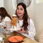Shamita Shetty Instagram - This was pure yumminess!!!! Amazing pizzas n desserts coming soon at @bizza.mumbai .. n yes they ve got gluten free crusts too🥳🥳🥳 #bingetime #bizza #pizza #dessert #love #food #foodie #foodstagram