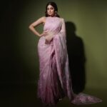 Shamita Shetty Instagram - Simplicity is the ultimate sophistication ❤️ - Leonardo da Vinci Saree : @archanaraolabel Jewellery : @varunadjani Stylist @styledbychandani Style Team: @khushaliichauhan @ipshitaaroraaa @rashi_works 📸 @visualaffairs_va Hair : @kantamotwani assisted by @farzana.kromakay @kromakaysalon Management: @viniyardfilms @jubinrajeshdesai @kushalsampat #lokmatstyleawards2023