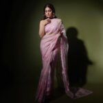 Shamita Shetty Instagram - Simplicity is the ultimate sophistication ❤️ - Leonardo da Vinci Saree : @archanaraolabel Jewellery : @varunadjani Stylist @styledbychandani Style Team: @khushaliichauhan @ipshitaaroraaa @rashi_works 📸 @visualaffairs_va Hair : @kantamotwani assisted by @farzana.kromakay @kromakaysalon Management: @viniyardfilms @jubinrajeshdesai @kushalsampat #lokmatstyleawards2023