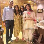 Shamita Shetty Instagram - Family ❤️🦋🤗 #rakshabandhan #diner #family #love