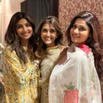 Shamita Shetty Instagram - Family ❤️🦋🤗 #rakshabandhan #diner #family #love