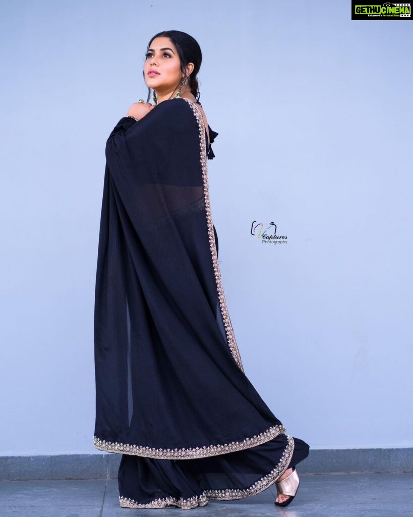 Shamna Kasim Instagram - 🖤 Costume: @nyrah_couture Jewelry: @emmadi_silver_jewellery_hyd Pics: @ravi_cross_clickx @v_capturesphotography Hairstylist: @hairartistpoojagupta Personal staff: @pranay_kohli @etvwin @etvtelugu2708 #dheepremierleague #lovemyjob #lovemyself 🧿