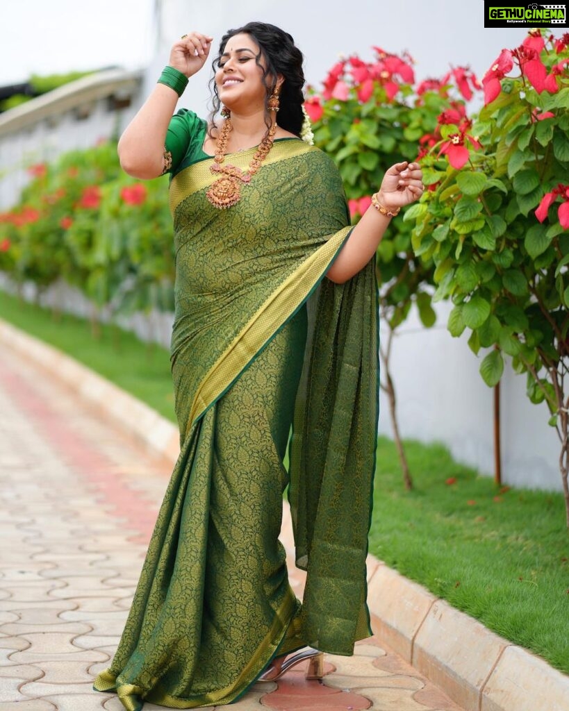 Shamna Kasim Instagram - Nothing feels as perfect as a saree ❤️ Styling: @vasudevan.arun Saree: @zoella_dubai Saree blouse: @vasudevan.arun Jewelry: @emmadi_silver_jewellery Pics: @v_capturesphotography Hairstylist: @hairartistpoojagupta Personal staff: @pranay_kohli @etvtelugu2708 #dheepremierleague #lovemyjob 🧿