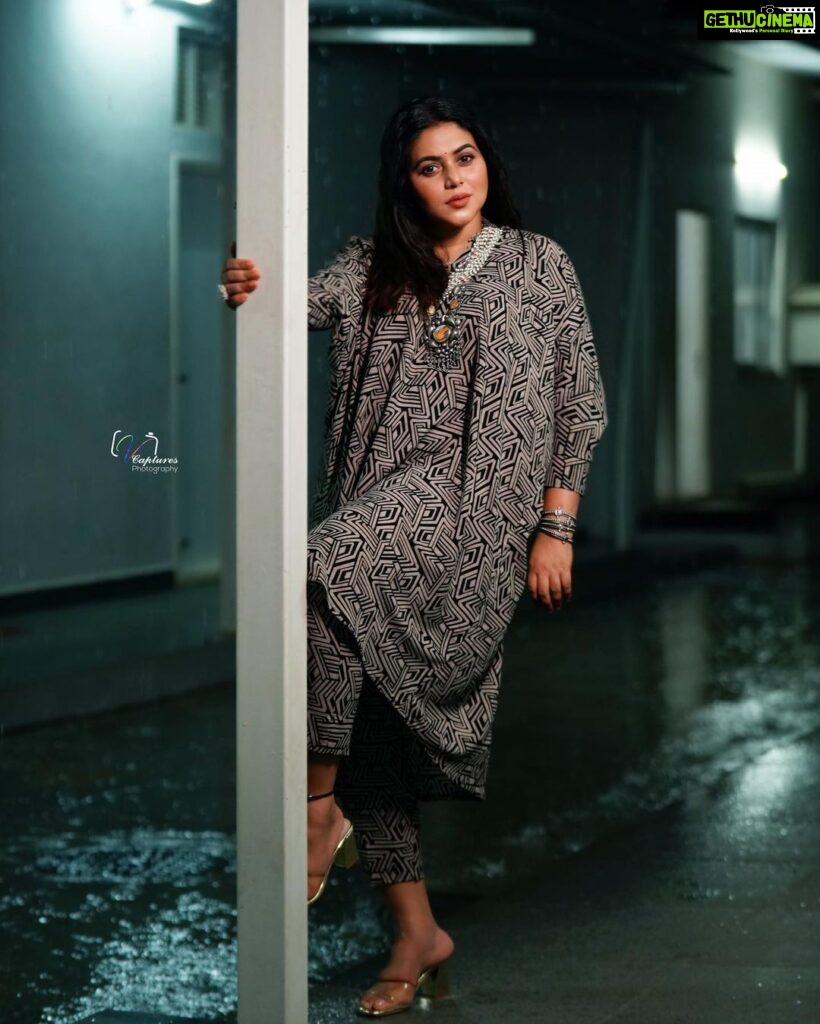 Shamna Kasim Instagram - Before you judge me make sure you are perfect…. Outfit: @resha_by_rehana_shana Jewelry: @bcos_its_silver Pics: @v_capturesphotography Hairstylist: @hairartistpoojagupta Personal staff: @pranay_kohli @etvtelugu2708 #dheepremierleague #telugu #lovemyjob ❤️