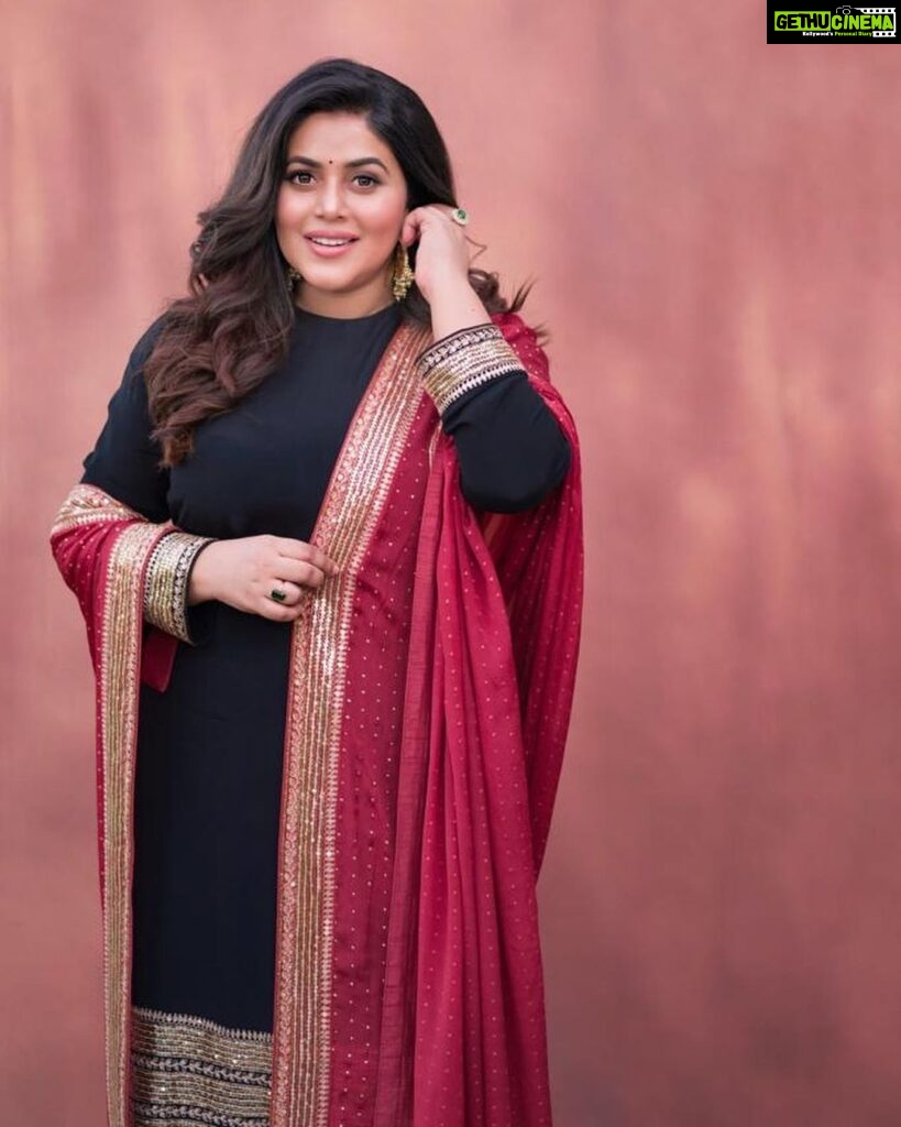 Shamna Kasim Instagram - Confidence has no competition…. Outfit: @shemyofficial Pics: @ravi_cross_clickx Hairstylist: @hairartistpoojagupta Personal staff: @pranay_kohli #dheepremierleague #etvtelugu #lovemyjob ❤️