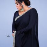 Shamna Kasim Instagram - 🖤 Costume: @nyrah_couture Jewelry: @emmadi_silver_jewellery_hyd Pics: @ravi_cross_clickx @v_capturesphotography Hairstylist: @hairartistpoojagupta Personal staff: @pranay_kohli @etvwin @etvtelugu2708 #dheepremierleague #lovemyjob #lovemyself 🧿