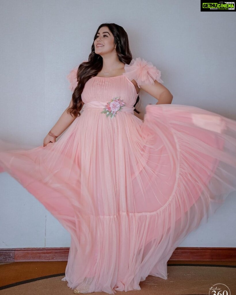 Shamna Kasim Instagram - Life’s biggest miracle is the gift of having life growing inside of u ❤️🧿 Costume: @riti_boutique Pics: @studio360byplanj Makeup&hair: @sijanmakeupartist Henna: @shabnam_mehendi_kochi