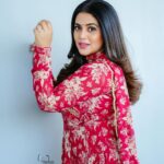 Shamna Kasim Instagram - The most beautiful thing that u can wear is confidence…. Costume: @riti_boutique Pics: @v_capturesphotography Hairstylist: @hairartistpoojagupta Personal staff: @pranay_kohli @etvtelugu2708 @etvwin #dheepremierleague #lovemyjob 🧿