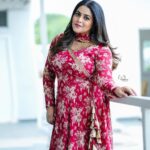 Shamna Kasim Instagram - The most beautiful thing that u can wear is confidence…. Costume: @riti_boutique Pics: @v_capturesphotography Hairstylist: @hairartistpoojagupta Personal staff: @pranay_kohli @etvtelugu2708 @etvwin #dheepremierleague #lovemyjob 🧿