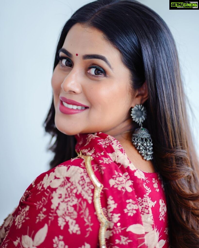 Shamna Kasim Instagram - The most beautiful thing that u can wear is confidence…. Costume: @riti_boutique Pics: @v_capturesphotography Hairstylist: @hairartistpoojagupta Personal staff: @pranay_kohli @etvtelugu2708 @etvwin #dheepremierleague #lovemyjob 🧿