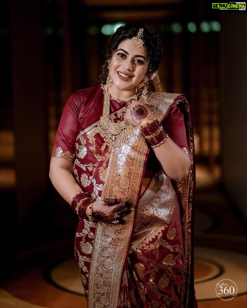 Shamna Kasim Instagram - Best moments of my life ❤️🙏🧿 Thank u all for all the blessings u showered on me and my baby❤️😍 Pics: @studio360byplanj Events: @abm__events Saree: nandini_by_nitijkundu Makeup&hair: @sijanmakeupartist Styling & blouse: @vasudevan.arun Dupatta: @jazaashdesignstudio Mehindi: @shabnam_mehendi_kochi Maangtikka: @themakeupboxx_