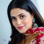 Shamna Kasim Instagram - The most beautiful thing that u can wear is confidence…. Costume: @riti_boutique Pics: @v_capturesphotography Hairstylist: @hairartistpoojagupta Personal staff: @pranay_kohli @etvtelugu2708 @etvwin #dheepremierleague #lovemyjob 🧿