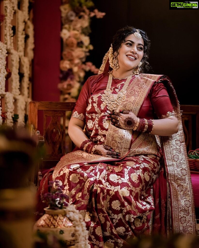 Shamna Kasim Instagram - Best moments of my life ❤️🙏🧿 Thank u all for all the blessings u showered on me and my baby❤️😍 Pics: @studio360byplanj Events: @abm__events Saree: nandini_by_nitijkundu Makeup&hair: @sijanmakeupartist Styling & blouse: @vasudevan.arun Dupatta: @jazaashdesignstudio Mehindi: @shabnam_mehendi_kochi Maangtikka: @themakeupboxx_