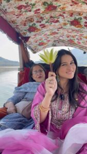 Sheen Dass Instagram - One Kashmiri Note at a Time! 😅🎤🚣‍♀️ 

Shikara x Houseboat @theheritagesafina 🌊🏠✨ 
.
Kashmiri costume @tul_palav 🥰
.
Trip organised by @euphoriatravelservices 
.
.
#KashmirMagic #SerenityOnWater”