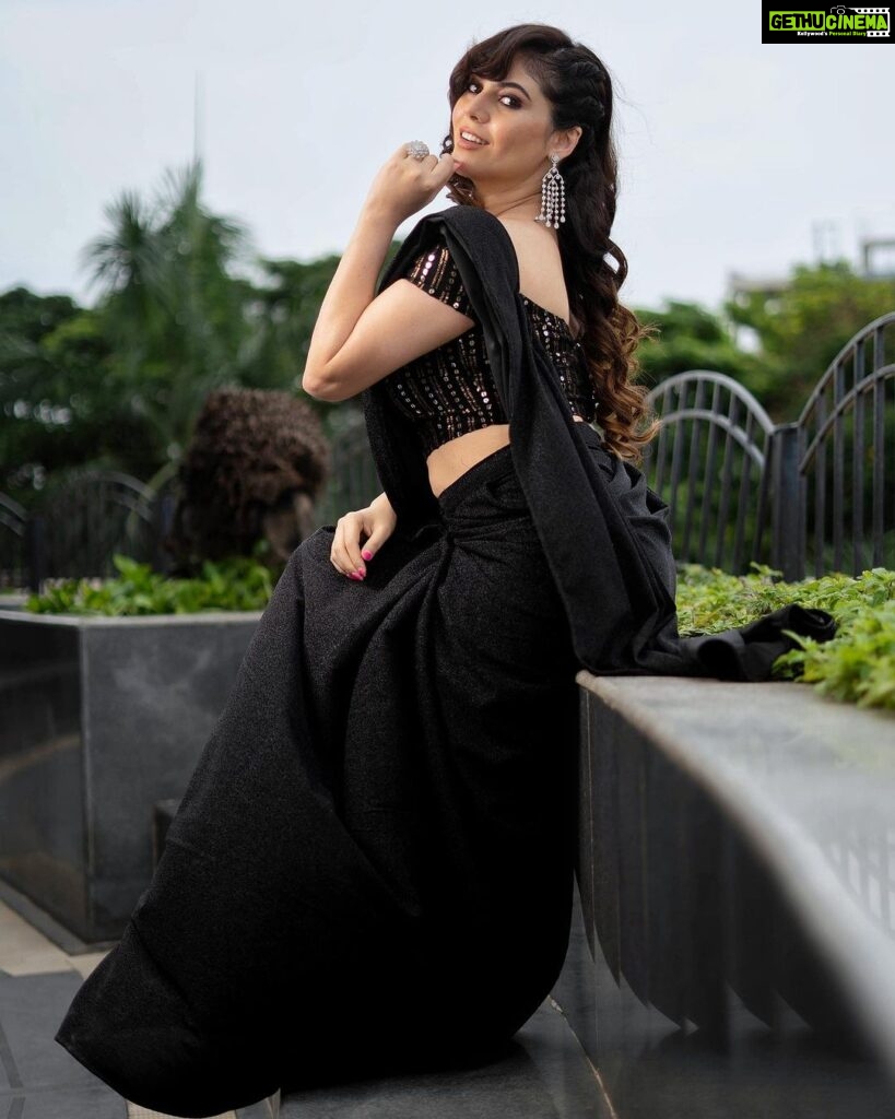 Sherin Instagram - Hello! Costumes - @labelswarupa Hair and makeup - @kaviyaartistry_off Photographer - @sat_narain @shotsbyuv @jascaptures_ @the.portrait.culture @fineshinejewels #blacksaree #love #cookuwithcomali #cookwithcomali #sherin #vijaytv Chennai, India